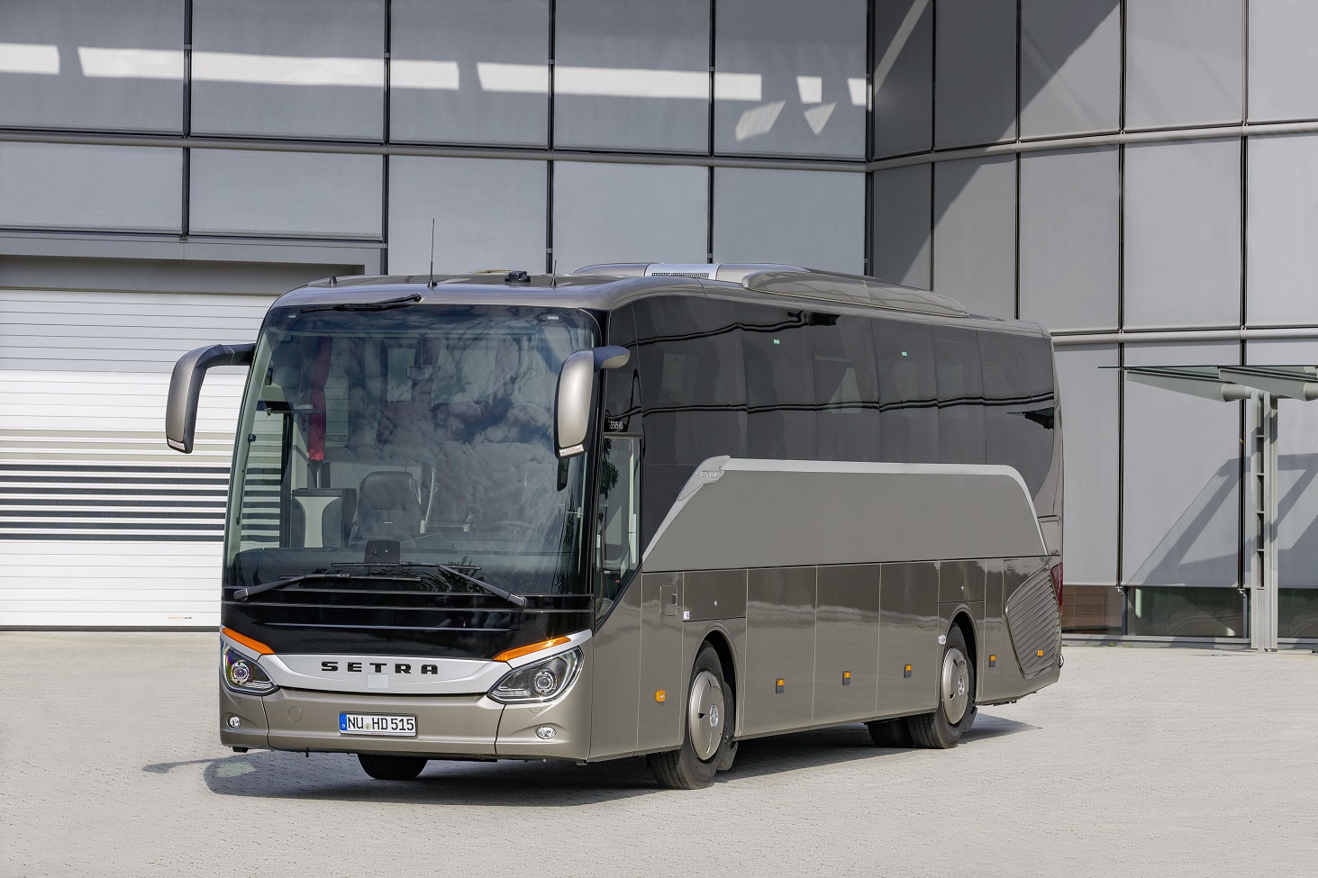 Setra S 515 HD ComfortClass 500, Exterieur, muschelgrau metallic, OM 470 mit
315 kW/428 PS, 10,7 L Hubraum, 8-Gang PowerShift-Getriebe, LED-Scheinwerfer,
Coach MediaRouter, FleetBoard TiiRec on-board Computer, Komfort-Kopfstützen, Länge/Breite/Höhe: 12.295/2.550/3.770 mm, Bestuhlung: 1/44 // Setra S 515 HD ComfortClass 500, Exterior, gray metallic, OM 470 rated at 315 kW/428 hp, displacement 10.7 l, 8-speed PowerShift transmission, LED headlamps, Coach MediaRouter, FleetBoard TiiRec on-board computer, comfort headrests, length/width/height: 12295/2550/3770 mm, seating: 1/44